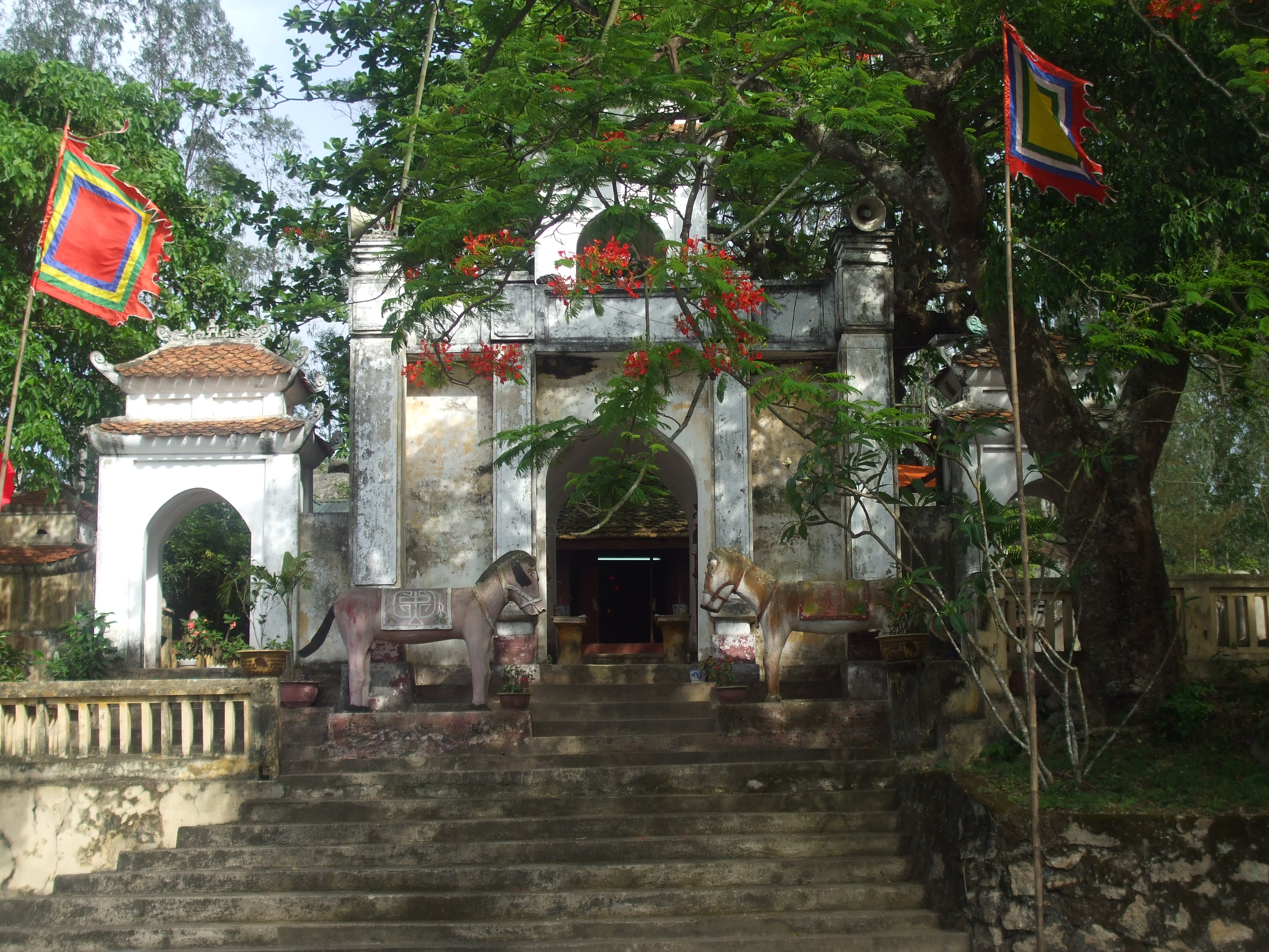 Cổng Tam quan Đền Thái Úy Tô Hiến Thành